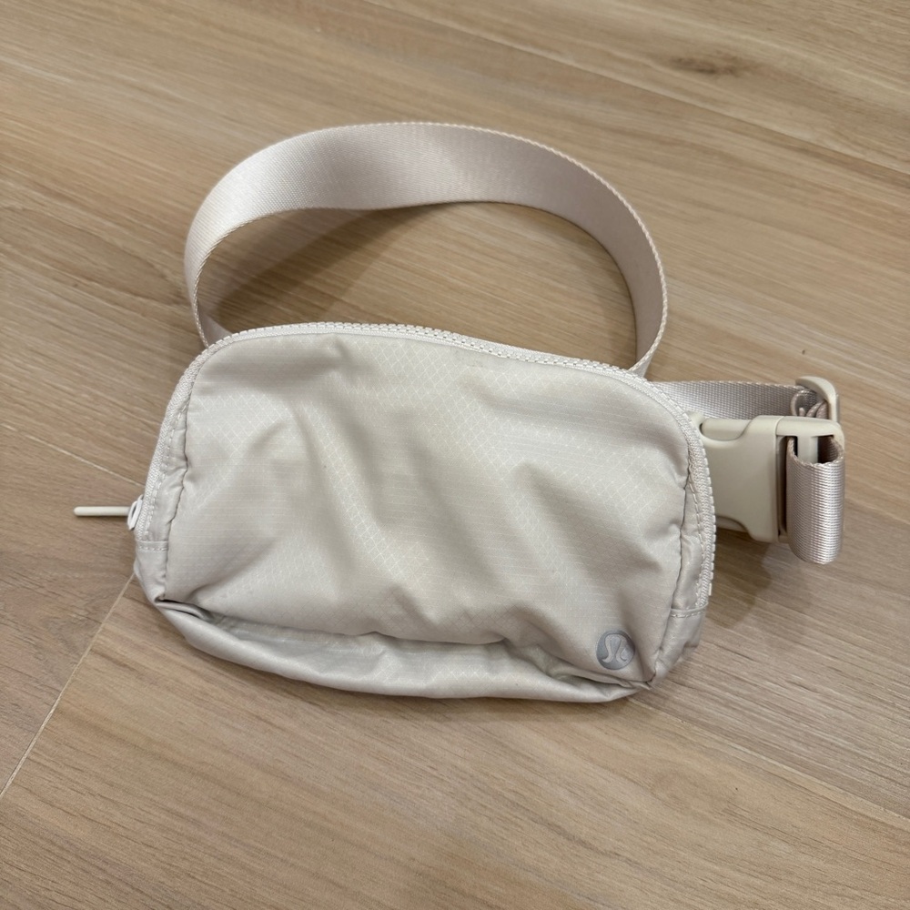 Lululemon Light Gray Belt Bag 1L Everywhere belt bag
